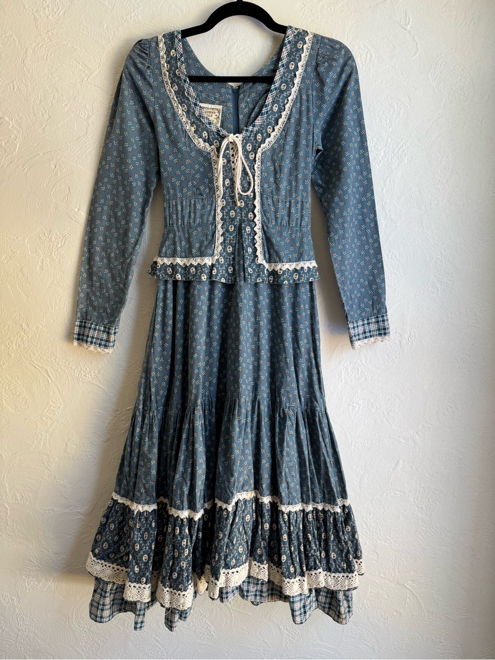 Vintage 1970s Gunne Sax Light Blue Floral Print Peplum Bodice Midi Dress Size 7